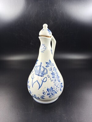 92811ad2-6fa9-4699-a3e1-6391f9253e15.jpg; 1997-0293-HHI/a-b; Kruik met dop ter gelegenheid van het regeren van koningin Wilhelmina; keramiek