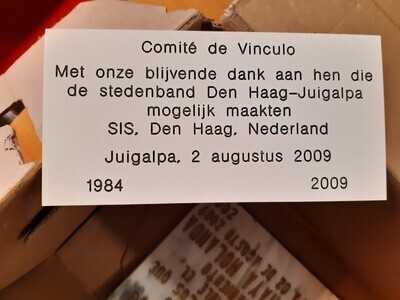 928deaf1-7ee4-454a-9bbd-c5c985714997.jpg; 2022-0001-MKU; Tekstbordje ter herinnering aan de stedenband tussen Den Haag en Juigalpa (Nicaragua), 1984-2009; informatieborden