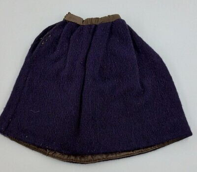 93c8a330-b043-42c7-9a72-a9629b977035.jpg; 1960-0207-KPO/b; Rok van donkerblauw, gevilte wollen stof.; poppenkleding