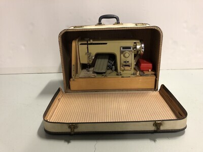 94269e7e-9559-4377-b9d5-5060e3ac7a7a.jpg; 2020-0027-HHI/a-b; Fridor naaimachine in koffer; gebruiksvoorwerp