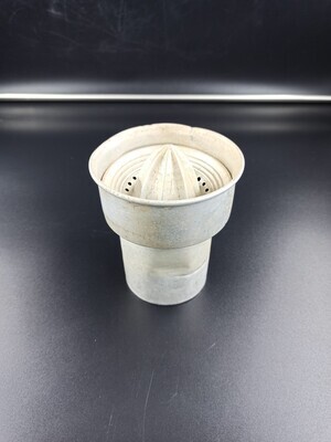 9426af96-f3e4-4e94-a992-285f95fdf879.jpg; 1995-0059-HHI; Een aluminium beker; metaal