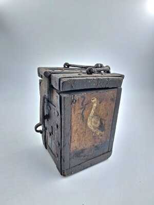 9521cb91-6b5e-4c9e-8f35-2527b61df095.jpg; 0000-0044-OHO; Buurtbus, vermoedelijk van St. Anthonisbuurt, met gleuf en ijzerbeslag, beschilderd met 2 ooievaars.; buurtbus