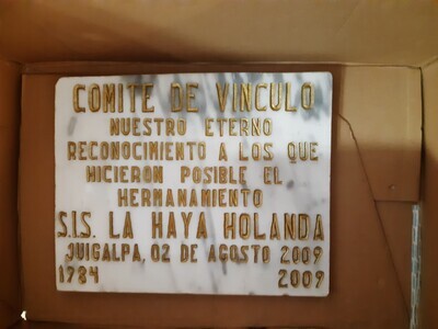 9570edc4-a9bc-4589-be46-f3ac79ff8381.jpg; 2022-0001-HHI; Plaquette ter herinnering aan de stedenband tussen Den Haag en Juigalpa (Nicaragua), 1984-2009; plaquettes (metalen reliëfs)