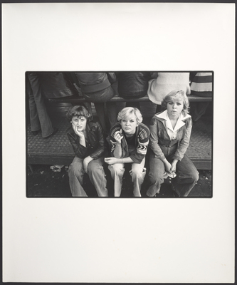 95e7a46d-4abb-4fcc-b123-2edf0e09a866.jpg; 2023-0150-PRE; Drie meisjes op de kermis; portretten