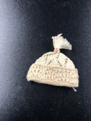 968bd6a6-9644-45ae-aff5-e665ad465e1a.jpg; 1960-0289-KPO/050; Gehaakt mutsje , gebroken wit, en bovenop afgezet met een roze lintje
; mutsen (winterkleding)