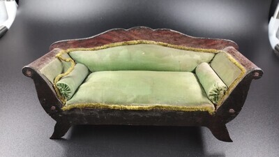 96c87333-86db-43fc-a34e-0bfbce50c116.jpg; 1960-0225-KPO/036; Bank van bruin hout, bekleed met groene zijde.; miniaturen