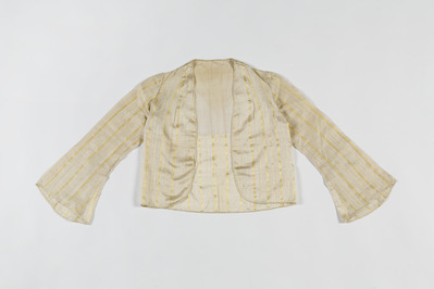971e5ad5-4d68-46f3-97d4-f27680e08330.jpg; 2013-0007-OWE; Cremekleurig zijden jasje met goud-gele strepen, van Alexine Tinne.; jasjes