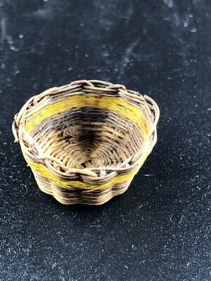 9733f231-41d2-481d-b850-cb94930e6b82.jpg; 1960-0289-KPO/013; Ronde mand met een gekleurde banden; manden