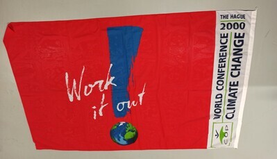 973b526b-47ca-48c7-9557-213d71491d7d.jpg; 2000-0001-MWE; Vlag van de World Conference Climate Change in 2000; vlaggen