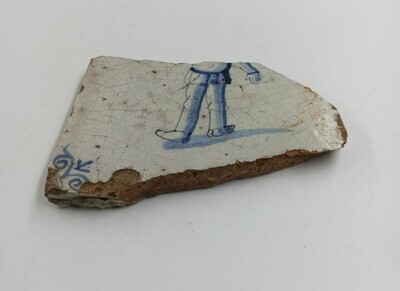 97ae6647-bd88-4851-9a23-b9044943c55f.jpg; 334.02; Delfst blauwe tegel met mannenfiguur.; tegels (objectgenre)