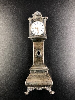 98a9f1bc-90c2-4f0c-9caa-21c7bb860d0e.jpg; 1960-0212-KPO; Zilveren staand horloge; staande horloges