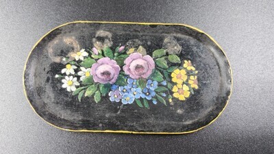 990a3c95-0daf-4b8f-b01b-c7f22252211b.jpg; 1960-0225-KPO/005; Ovaal zwart dienblad met gekleurde bloemschilderingen.; miniaturen