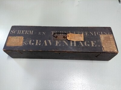 99deffb2-d484-4989-acdc-5c1a12861912.jpg; 0000-0742-HHI; Kist met soort houten vaandelonderdeel.; vaandelonderdeel