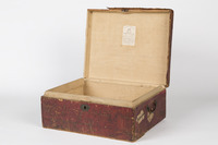 9a475b3e-091f-4aa0-bf9c-5f393e2006c9.jpg; 2013-0001-ODI; Roodbruine koffer uit het voormalige bezit van familie Tinne; koffer