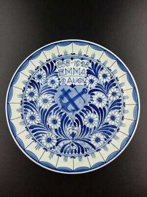 9a7a53fe-2a0f-4cec-9aee-715128a8a874.jpg; 2001-0007-HHI; Herdenkingsbord ter ere van de 70e verjaardag van Koningin Emma; orangialia