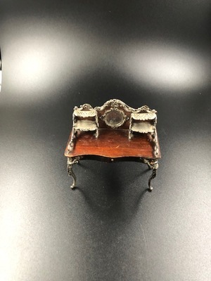 9ab181cb-db93-4b56-a753-831042ff5912.jpg; 1960-0251-KPO/a; Bruin gelakt bureau met tinnen afgezet en 4 tinnen plateaus, in het midden een spiegeltje; schrijfbureaus