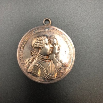 9b72f0cd-4b7f-459e-a0dc-51e6f4652720.jpg; 0000-0030-PEE/1; Het huwelijk van Willem V met Frederika Sophia Wilhelmina van Pruisen; onderscheidingen (eretitels)