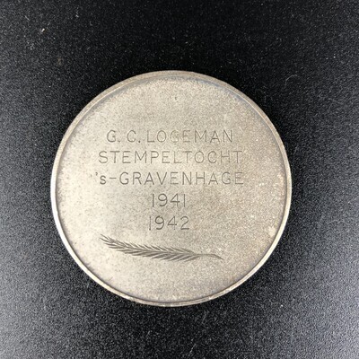 9bd48f3a-a627-4d5f-934d-4092cd1d7cdd.jpg; 0000-0310-PEO; Penning G.C. Logeman stempeltocht 's Gravenhage, 1941-1942; penningen (betaalmiddelen)