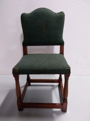 9befc26a-53f2-41af-9006-26bfc1972927.jpg; 1919-0001-OHO/2; Houten stoel bekleed met groene, wollen stof waarop wapenschild in rood en geel; meubilair
