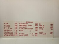 9ca11ecf-e318-4678-a583-bc5f62a04427.jpg; 2018-0020-ODI/1-2; Assortimentsbord uit de winkel van firma Dopmeijer; reclamematerialen