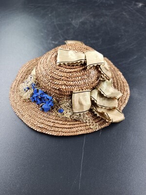 9da17275-ec34-4c22-b0a5-cfc01f477bc6.jpg; 1960-0111-KPO; Strohoed met bloemen en strikken; poppenkleding