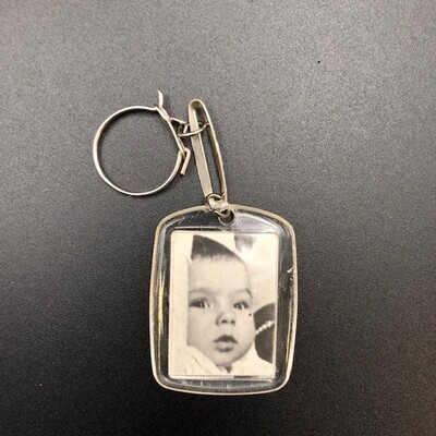 9de0e8c2-3091-4034-8bf8-32e867d2803e.jpg; 1997-0443-HHI; Sleutelhanger met twee foto's van een baby; orangialia