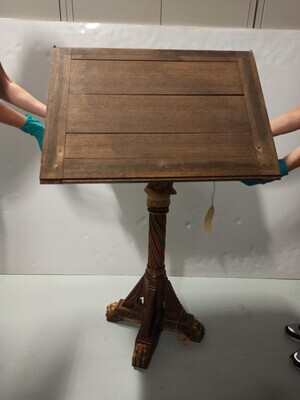 9f6f5342-a6ed-43f2-8ba8-058af6a1bb91.jpg; 0000-0324-HHI/1-2; Katheder, geschonken door het bestuur van de Haagse Ambachtsschool aan zijn voorzitter A.P. Godon; katheder