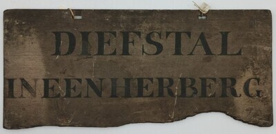 9fd6bd33-cb54-4724-8d41-48d925193234.jpg; 270; Schandbord met aan weerszijden tekst.; schandbord