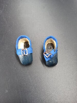 a0684e56-c563-4bf4-a3cd-87e3f46847eb.jpg; 1960-0199-KPO/4-a; Blauwe schoen met metalen gesp; poppenkleding