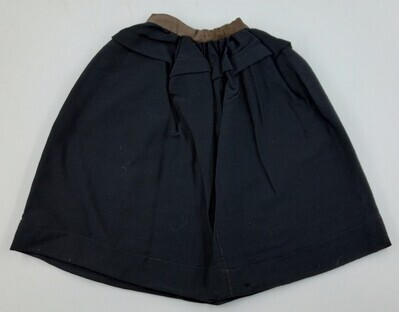 a0708f02-5c56-40b0-bcdd-54809a7e2920.jpg; 1960-0207-KPO/d; Rok van zwarte thibet wol.; poppenkleding