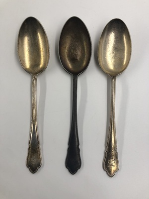 a123dca3-51d0-45fd-9c4b-5c6d99974ec3.jpg; 2022-0004-MMO/1-3; Drie lepels van restaurant Garoeda ; bestek