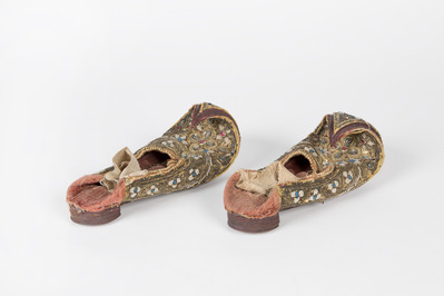 a15ff6d6-1622-405f-a4f5-40002f09149f.jpg; 2013-0005-OWE/a-b; Oosterse, rijkversierde schoenen of pantoffels van Alexine Tinne.; schoenen