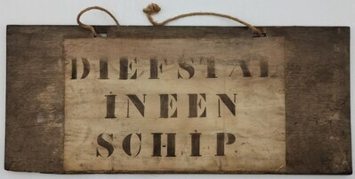 a25ca599-f230-4de6-8c85-358155f3322b.jpg; 252; Schandbord met aan weerszijden tekst.; schandbord