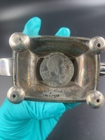 a3f7e5e8-405f-4622-8d3e-dd8391b454c4.jpeg; 1906-0001-OME; Zilveren theepot met een munt van Willem II.; theepotten