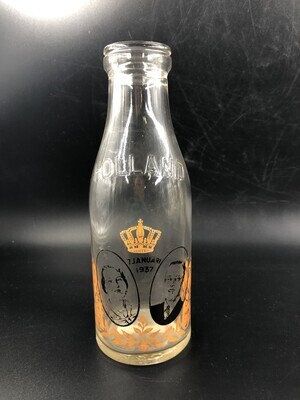 a443d362-3a05-4301-a116-ff18858b4381.jpg; 1997-0249-HHI; Melkfles ter gelegenheid van het huwelijk van Juliana en Bernhard op 7 januari 1937.; melkfles