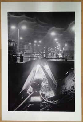 a4ca70ca-911f-4227-8e50-39702fa2c600.jpg; 2010-0365-PRE; Grondwerker aan het werk in een tentje in de donkere avond/nacht.; fotografie