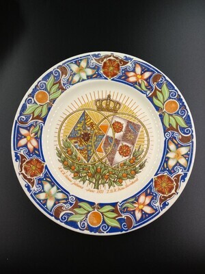 a4cdedaa-0bcd-4004-8864-bbf208337219.jpg; 1980-0011-MCE; Wandbord op het trouwen van Juliana en Bernhard; keramiek (objectgenre)