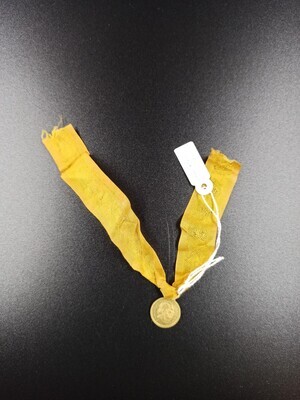 a5949c48-e335-4a30-99c0-d55aef289d2f.jpg; 0000-0284-PEO; Goudkleurig draagteken aan geel, zijden lint, met aan de voorzijde Koning Willem III afgebeeld.; draagteken