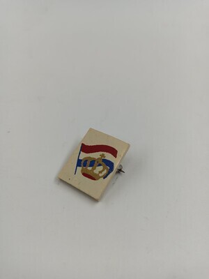 a5a1436a-d690-44d6-8117-ae0506e98c13.jpg; 1997-0371-HHI; Broche met een waperende Nederlandse vlag en een kroon.; orangialia