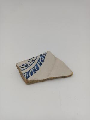a65b9411-447e-4ddc-8a3a-1726684d0bf5.jpg; 336.06; Fragment van aardewerk bord; scherven