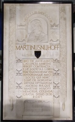 a6935fcb-962b-4fed-b626-670478dc71ed.jpg; 0000-0843-HHI; Wit marmeren gedenksteen 50-jarig bestaan uitgeverij Martinus Nijhoff.; gedenksteen