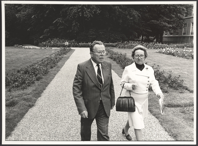 a6ca4b8d-12b8-41e9-8c8b-1fde580705cd.jpg; 2023-0009-PRE; Man en vrouw in park Noordeinde, Den Haag; portretten