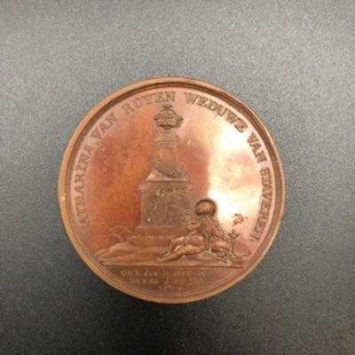 a6d14289-98d0-4483-82f2-a5c8b8367a2c.jpg; 0000-0017-PEO; Het overlijden van Catharina van Royen, weduwe van Elandus van Staveren, predikant te 's Gravenhage; onderscheidingen (eretitels)