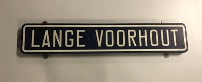a8b3fb10-e859-45ba-890f-04d7f21796c0.jpg; 0000-0851-HHI; Straatnaambord "Lange Voorhout"; bord (informatie)
