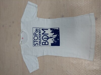 a8c7a1dd-7477-4bbf-9aaa-325571a52252.jpg; 0000-0714-HHI; T-shirt met teks 'Stop de neutronenbom';