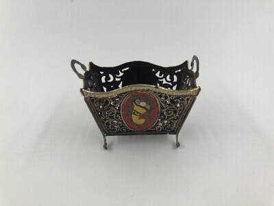 a91cb0bf-f8d4-40cd-8daa-9167c42b49b3.jpg; 1967-0000-KPO/005; Langwerpige mand op poten, vermoedelijk krantenbak; manden