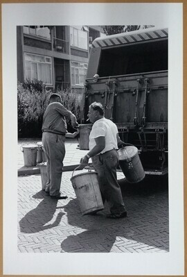 a968edfe-c002-4285-a8d6-96cbbe26f899.jpg; 2010-0364-PRE; Twee vuilnismannen aan het werk achter een vuilniswagen.; fotografie