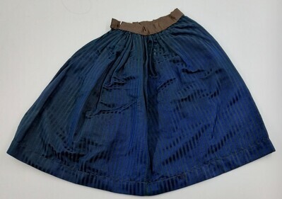 a9a190b0-92a0-437e-bc93-09be9d8f32d9.jpg; 1960-0208-KPO/e; Rok van donkerblauwe, verticaal gestreepte zijde.; poppenkleding