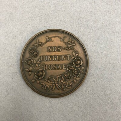 a9b31fa5-0963-4c22-8319-223da1bb6e72.jpg; 0000-0258-PEO; Het 35-jarig bestaan van de Vereniging "Nos Jungunt Rosae"; onderscheidingen (eretitels)