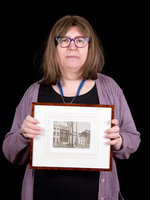 a9b74e8d-77c5-49fe-a8f6-5a368d3260b5.jpg; V-HHM-1291; Het topstuk (ets van het Lange Voorhout) van Susanne Illés; MijnDenHaag*